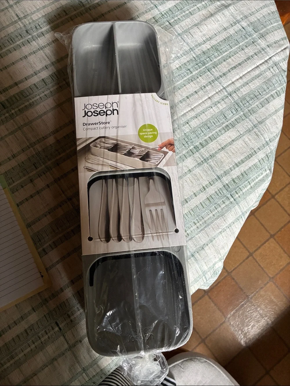 Compact cutlery organizer.